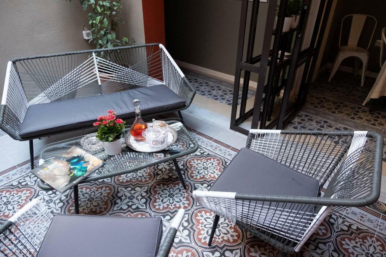 Athenian Yard Ateny